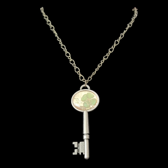 Leprechaun Shamrock 4 leaf clover Lucky Key Brass tone Chain Necklace - Picture 1 of 9